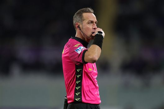 FLORENCE, ITALY - FEBRUARY 05: Luca Pairetto referee gestures during the Serie A match between ACF Fiorentina and Bologna FC at Stadio Artemio Franchi on February 5, 2023 in Florence, Italy. (Photo by Gabriele Maltinti/Getty Images) La moViola: il Var aiuta Pairetto. Contatto Sosa-Nico Gonzalez, che dubbi- immagine 2