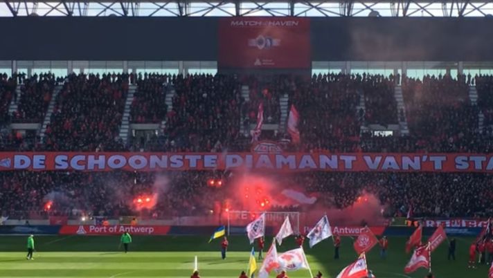 Derby di Anversa: scontri fra tifosi e Polizia, “ingabbiati” gli ultras del Beerschot Derby di Anversa: scontri fra tifosi e Polizia, “ingabbiati” gli ultras del Beerschot - immagine 1