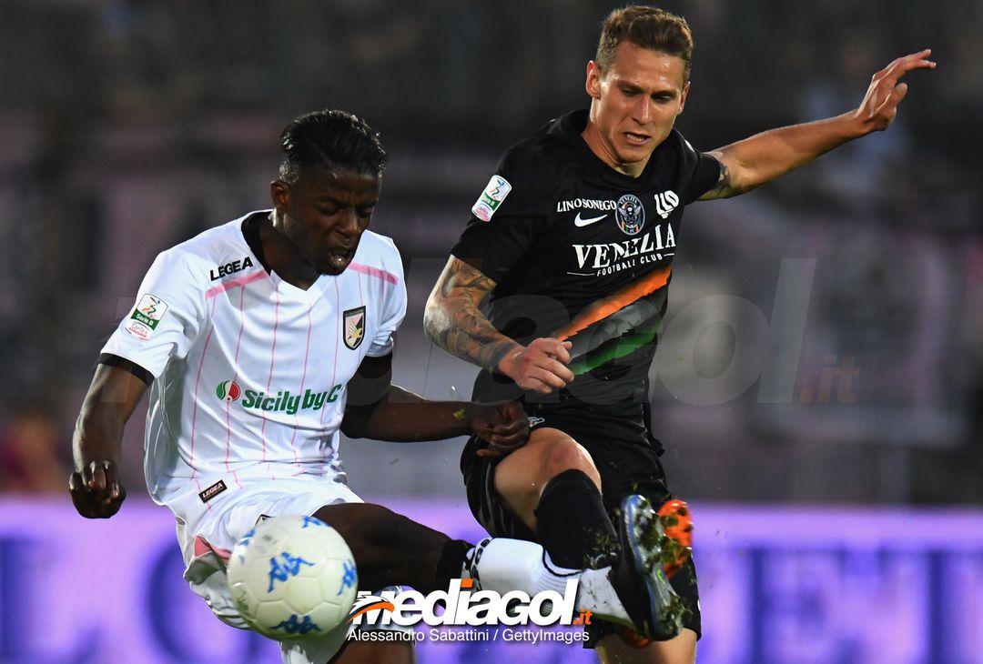  VENICE, ITALY - APRIL 27:Eddy Gnahore of US Citta di Palermo competes for the ball with Leo Stulac of Venezia FC  during the serie B match between Venezia FC and US Citta di Palermo at Stadio Pier Luigi Penzo on April 27, 2018 in Venice, Italy.  (Photo by Alessandro Sabattini/Getty Images) 