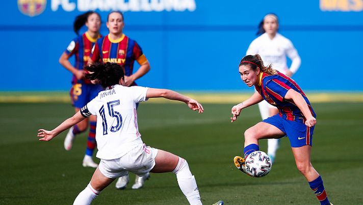BARCELONA, SPAIN - JANUARY 31: Mariona Caldentey of FC Barcelona pass the ball during the Primera Division Femenina match between FC Barcelona and Real Madrid at Johan Cruyff stadium on January 31, 2021 in Barcelona, Spain. Sporting stadiums around Spain remain under strict restrictions due to the Coronavirus Pandemic as Government social distancing laws prohibit fans inside venues resulting in games being played behind closed doors. (Photo by Eric Alonso/Getty Images) Il Clasico femminile Real Madrid-Barça irrompe su DAZN: catalane decimate - immagine 1