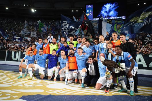 La squadra posa sotto la Curva Nord La squadra posa sotto la Curva Nord