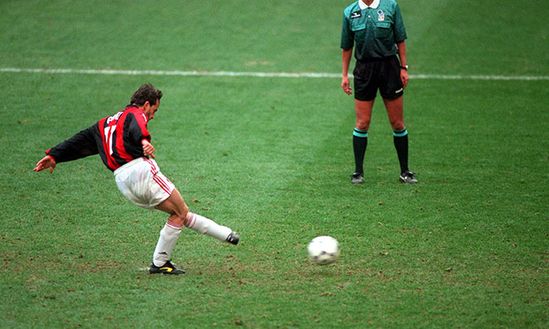 21 marzo 1999: Maurizio Ganz trasforma il rigore del 2-2 in Milan-Bari (credits: acmilan.com) 21 marzo 1999: Maurizio Ganz trasforma il rigore del 2-2 in Milan-Bari (credits: acmilan.com)