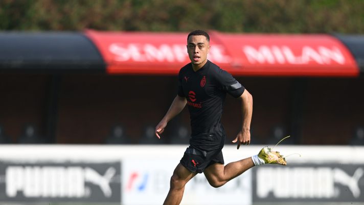 CAIRATE, ITALY - OCTOBER 17: Sergino Dest of AC Milan in action during AC Milan training session at Milanello on October 17, 2022 in Cairate, Italy. (Photo by Claudio Villa/AC Milan via Getty Images) Milan, presente anche Sergino Dest nel mini ritiro in hotel | News (getty images)