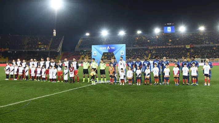 LECCE, ITALY - FEBRUARY 02: US Lecce and Torino FC teams line up before the Serie A match between US Lecce and  Torino FC at Stadio Via del Mare on February 02, 2020 in Lecce, Italy. (Photo by Francesco Pecoraro/Getty Images)