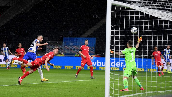 BERLIN, GERMANY - MAY 22: Vedad Ibisevic #19 of Hertha Berlin heads his team's opening goal during the Bundesliga match between Hertha BSC and 1. FC Union Berlin at Olympiastadion on May 22, 2020 in Berlin, Germany. The Bundesliga and Second Bundesliga is the first professional league to resume the season after the nationwide lockdown due to the ongoing Coronavirus (COVID-19) pandemic. All matches until the end of the season will be played behind closed doors. (Photo by Stuart Franklin/Getty Images) Quel gol senza pubblico al derby di Berlino, Ibisevic: “Una emozione fortissima lo stesso” - immagine 1