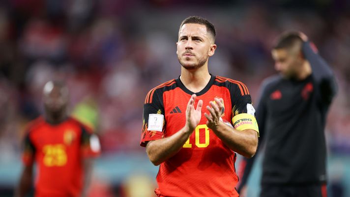 DOHA, QATAR - DECEMBER 01: Eden Hazard of Belgium applauds the fans after their sides' elimination from the tournament during the FIFA World Cup Qatar 2022 Group F match between Croatia and Belgium at Ahmad Bin Ali Stadium on December 01, 2022 in Doha, Qatar. (Photo by Michael Steele/Getty Images) Bruxelles, una festa nazionale per Hazard: sarà così per Belgio-Austria… - immagine 1