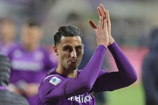 FLORENCE, ITALY - APRIL 17: Rolando Mandragora of ACF Fiorentina greets the fans after during the Serie A match between ACF Fiorentina and Atalanta BC at Stadio Artemio Franchi on April 17, 2023 in Florence, Italy. (Photo by Gabriele Maltinti/Getty Images) Repubblica: “A centrocampo spazio a Duncan, Mandragora riposa”- immagine 2
