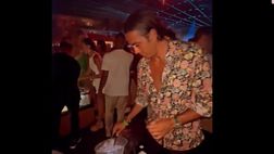 VIDEO / Un barman acrobatico: Matri a Ibiza regala spettacolo