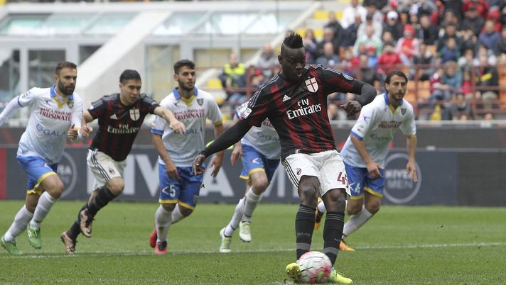 MILAN, ITALY - MAY 01: Mario Balotelli of AC Milan shoots and misses a penalty during the Serie A match between AC Milan and Frosinone Calcio at Stadio Giuseppe Meazza on May 1, 2016 in Milan, Italy. (Photo by Marco Luzzani/Getty Images) MILAN, ITALY - MAY 01: Mario Balotelli of AC Milan shoots and misses a penalty during the Serie A match between AC Milan and Frosinone Calcio at Stadio Giuseppe Meazza on May 1, 2016 in Milan, Italy. (Photo by Marco Luzzani/Getty Images)