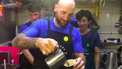 VIDEO / Berni e Valietti alle prese col kopi. I due interisti preparano caffè a Singapore