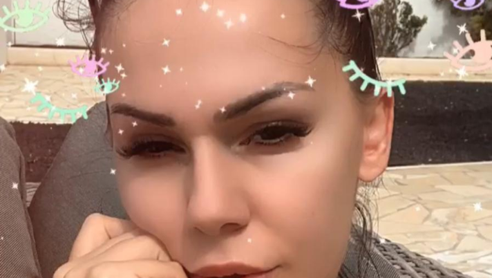 Erjona, selfie super hot! L’ex lady Dzemaili fa impazzire il web con uno scatto in topless  Erjona, selfie super hot! L’ex lady Dzemaili fa impazzire il web con uno scatto in topless