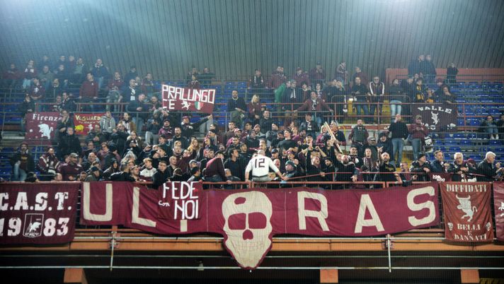 GENOA, ITALY - NOVEMBER 30: Torino FC fans cheer their team during the Serie A match between Genoa CFC and Torino FC at Stadio Luigi Ferraris on November 30, 2019 in Genoa, Italy. (Photo by Paolo Rattini/Getty Images) GENOA, ITALY - NOVEMBER 30: Torino FC fans cheer their team during the Serie A match between Genoa CFC and Torino FC at Stadio Luigi Ferraris on November 30, 2019 in Genoa, Italy. (Photo by Paolo Rattini/Getty Images)