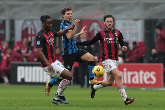 Kessie e Calabria del Milan contrastano Barella dell'Inter Kessie e Calabria del Milan contrastano Barella dell'Inter
