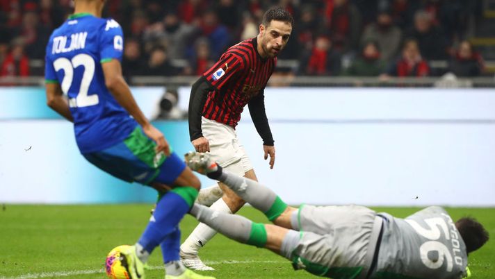 MILAN, ITALY - DECEMBER 15: Giacomo Bonaventura of AC Milan shoots and misses a chance on goal during the Serie A match between AC Milan and US Sassuolo at Stadio Giuseppe Meazza on December 15, 2019 in Milan, Italy. (Photo by Marco Luzzani/Getty Images) MILAN, ITALY - DECEMBER 15: Giacomo Bonaventura of AC Milan shoots and misses a chance on goal during the Serie A match between AC Milan and US Sassuolo at Stadio Giuseppe Meazza on December 15, 2019 in Milan, Italy. (Photo by Marco Luzzani/Getty Images)