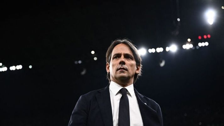 Inter Milan's Italian head coach Simone Inzaghi looks on prior to the Italian Serie A football match between Inter and Juventus on October 24, 2021 at the Giuseppe-Meazza (San Siro) stadium in Milan. (Photo by Marco BERTORELLO / AFP) (Photo by MARCO BERTORELLO/AFP via Getty Images) Inzaghi: “Lautaro sul rigore non ha creato problemi ad Hakan, lui ama l’Inter” - immagine 1