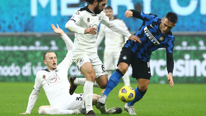 MILAN, ITALY - DECEMBER 20: Lautaro Martinez of Inter Milan breaks past Luca Mora of Spezia during the Serie A match between FC Internazionale and Spezia Calcio at Stadio Giuseppe Meazza on December 20, 2020 in Milan, Italy. Sporting stadiums around Italy remain under strict restrictions due to the Coronavirus Pandemic as Government social distancing laws prohibit fans inside venues resulting in games being played behind closed doors. (Photo by Marco Luzzani/Getty Images) MILAN, ITALY - DECEMBER 20: Lautaro Martinez of Inter Milan breaks past Luca Mora of Spezia during the Serie A match between FC Internazionale and Spezia Calcio at Stadio Giuseppe Meazza on December 20, 2020 in Milan, Italy. Sporting stadiums around Italy remain under strict restrictions due to the Coronavirus Pandemic as Government social distancing laws prohibit fans inside venues resulting in games being played behind closed doors. (Photo by Marco Luzzani/Getty Images)