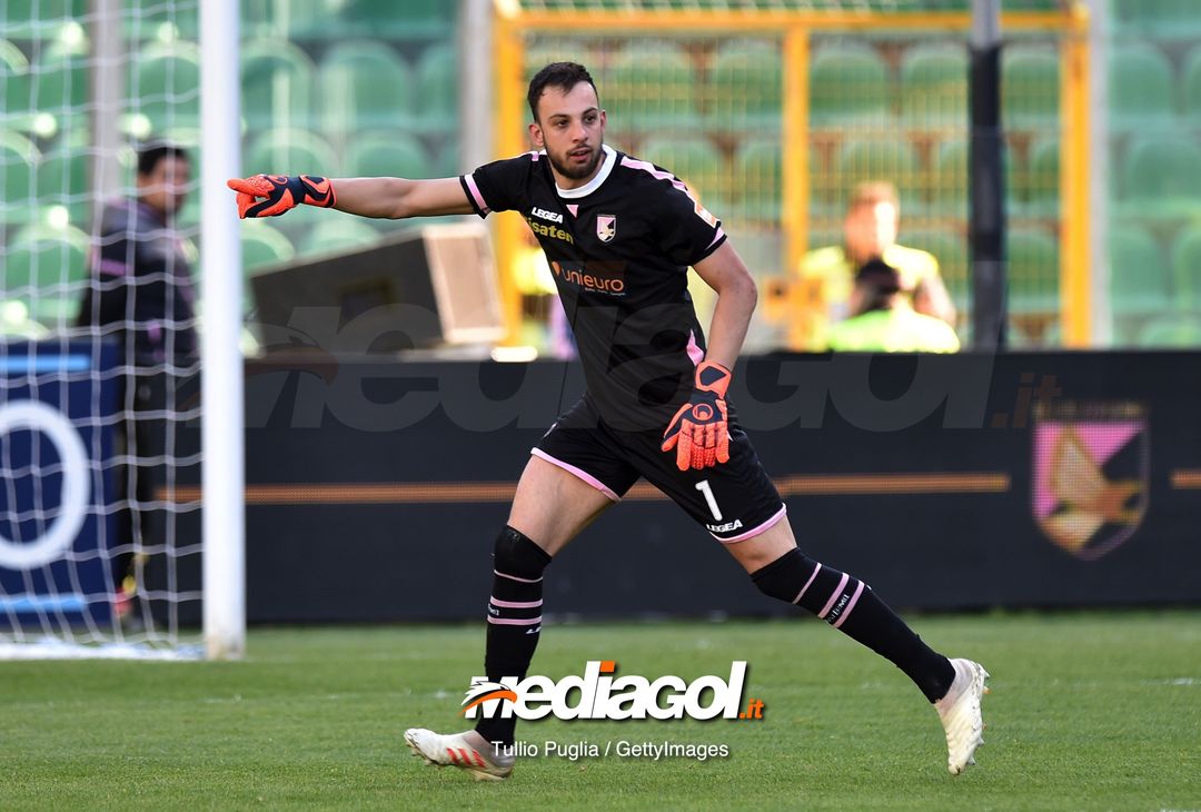  PALERMO, ITALY - MARCH 17: Alberto Brignoli, goalkeeper of Palermo, in action during the Serie B match between US Citta di Palermo and Carpi FC at Stadio Renzo Barbera on March 17, 2019 in Palermo, Italy. (Photo by Tullio M. Puglia/Getty Images) 