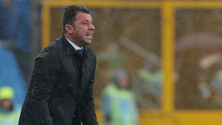 BERGAMO, ITALY - OCTOBER 27:  Parma Calcio coach Roberto D'Aversa shouts to his players during the Serie A match between Atalanta BC and Parma Calcio at Stadio Atleti Azzurri d'Italia on October 27, 2018 in Bergamo, Italy.  (Photo by Emilio Andreoli/Getty Images) 