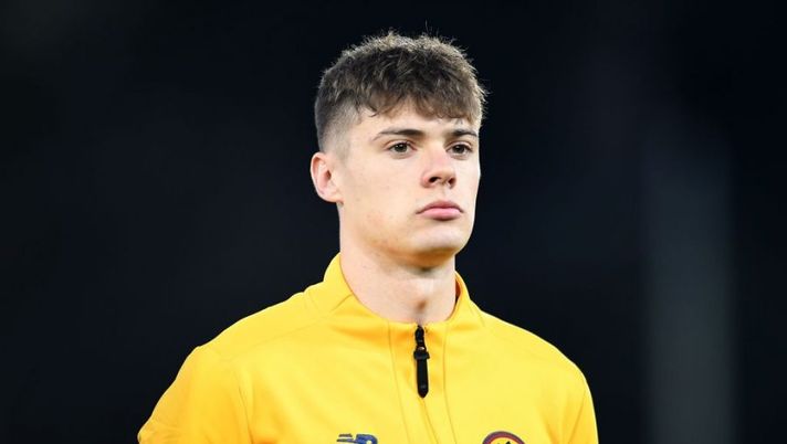 LA SPEZIA, ITALY - FEBRUARY 27: Nicola Zalewski of AS Roma looks on during the Serie A match between Spezia Calcio and AS Roma at Stadio Alberto Picco on February 27, 2022 in La Spezia, Italy. (Photo by Alessandro Sabattini/Getty Images) La gestione di Dybala e novità Zalewski: cosa filtra sulla formazione della Roma - immagine 1