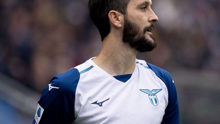 REGGIO NELL'EMILIA, ITALY - JANUARY 15: Luis Alberto of SS Lazio looks on during the Serie A match between US Sassuolo and SS Lazio at Mapei Stadium - Citta' del Tricolore on January 15, 2023 in Reggio nell'Emilia, Italy. (Photo by Emmanuele Ciancaglini/Getty Images) Luis Alberto: “Come sono cambiato con Sarri, il mercato ci deve dare una mano. Sulle critiche…” - immagine 1