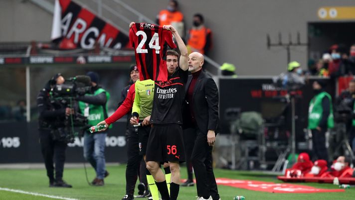 MILAN, ITALY - DECEMBER 04: Alexis Saelemaekers of AC Milan celebrates after scoring their side's second goal by holding up the jersey of Simon Kjaer during the Serie A match between AC Milan v US Salernitana at Stadio Giuseppe Meazza on December 04, 2021 in Milan, Italy. (Photo by Marco Luzzani/Getty Images) MILAN, ITALY - DECEMBER 04: Alexis Saelemaekers of AC Milan celebrates after scoring their side's second goal by holding up the jersey of Simon Kjaer during the Serie A match between AC Milan v US Salernitana at Stadio Giuseppe Meazza on December 04, 2021 in Milan, Italy. (Photo by Marco Luzzani/Getty Images)