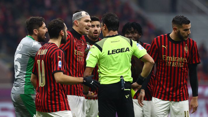 MILAN, ITALY - DECEMBER 15: Referee Gianluca Manganiello disputes with AC Milan players during the Serie A match between AC Milan and US Sassuolo at Stadio Giuseppe Meazza on December 15, 2019 in Milan, Italy. (Photo by Marco Luzzani/Getty Images) MILAN, ITALY - DECEMBER 15: Referee Gianluca Manganiello disputes with AC Milan players during the Serie A match between AC Milan and US Sassuolo at Stadio Giuseppe Meazza on December 15, 2019 in Milan, Italy. (Photo by Marco Luzzani/Getty Images)
