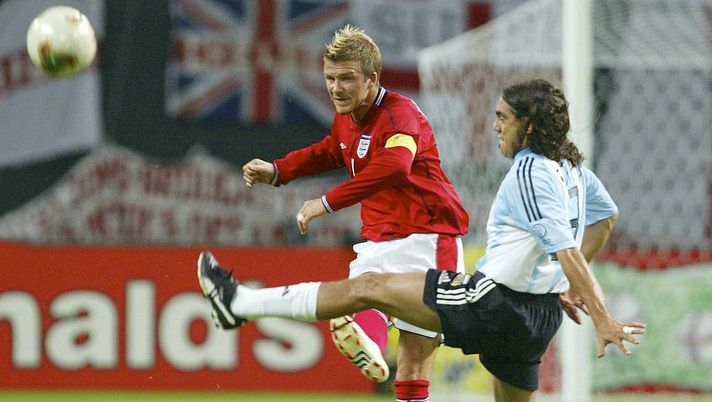 SAPPORO, JAPAN - JUNE 07: FUSSBALL: WM 2002 in JAPAN und KOREA, Sapporo, 07.06.02/Match 23, GRUPPE F/ARGENTINIEN - ENGLAND (ARG - ENG), David BECKHAM/ENG, Juan Pablo SORIN/ARG (Photo by Gunnar Berning/Bongarts/Getty Images) SAPPORO, JAPAN - JUNE 07: FUSSBALL: WM 2002 in JAPAN und KOREA, Sapporo, 07.06.02/Match 23, GRUPPE F/ARGENTINIEN - ENGLAND (ARG - ENG), David BECKHAM/ENG, Juan Pablo SORIN/ARG (Photo by Gunnar Berning/Bongarts/Getty Images)