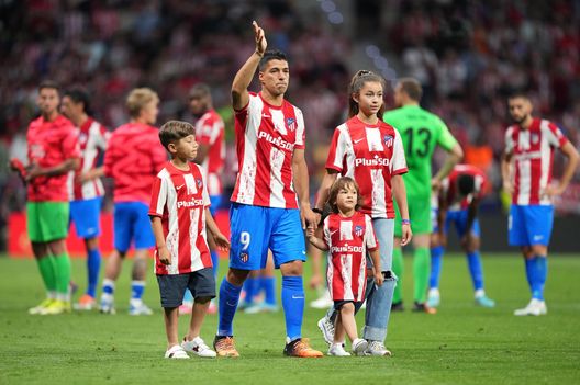 MADRID, SPAIN - MAY 15: Luis Suarez of Atletico Madrid interacts with the crowd following the LaLiga Santander match between Club Atletico de Madrid and Sevilla FC at Estadio Wanda Metropolitano on May 15, 2022 in Madrid, Spain. (Photo by Juan Manuel Serrano Arce/Getty Images) La Fiorentina e l’usato sicuro: Ribery insegna, Cavani e Suarez un sogno?- immagine 2