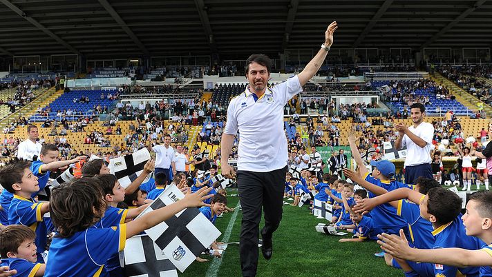 PARMA, ITALY - MAY 12: Alessandro Melli celebrates the twentieth anniversary of the conquest of the Cup Winner's Cup at Wembley prior to the Serie A match between Parma FC and Bologna FC at Stadio Ennio Tardini on May 12, 2013 in Parma, Italy. (Photo by Valerio Pennicino/Getty Images) PARMA, ITALY - MAY 12: Alessandro Melli celebrates the twentieth anniversary of the conquest of the Cup Winner's Cup at Wembley prior to the Serie A match between Parma FC and Bologna FC at Stadio Ennio Tardini on May 12, 2013 in Parma, Italy. (Photo by Valerio Pennicino/Getty Images)