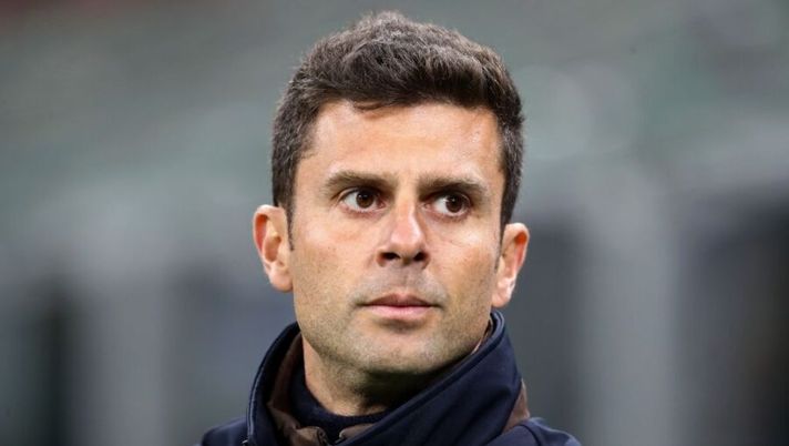 MILAN, ITALY - DECEMBER 01: Spezia Calcio coach Thiago Motta looks on before the Serie A match between FC Internazionale v Spezia Calcio at Stadio Giuseppe Meazza on December 01, 2021 in Milan, Italy. (Photo by Marco Luzzani/Getty Images) Le probabili formazioni di Spezia ed Empoli: l’escluso di Motta e le ultime su Bajrami - immagine 1