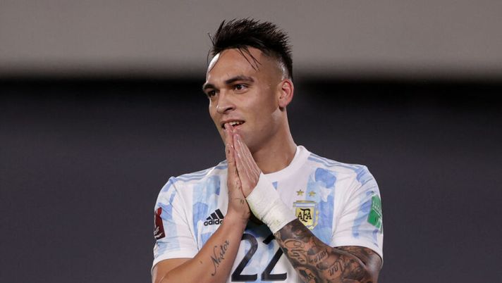 Argentina's Lautaro Martinez gestures after his goal is canceled during the South American qualification football match for the FIFA World Cup Qatar 2022 at the Monumental Stadium in Buenos Aires on September 9, 2021. (Photo by Juan Ignacio RONCORONI / POOL / AFP) (Photo by JUAN IGNACIO RONCORONI/POOL/AFP via Getty Images) Ct Argentina: “Lautaro è fondamentale, come vedo Paredes e su Dybala alla Roma…” - immagine 1