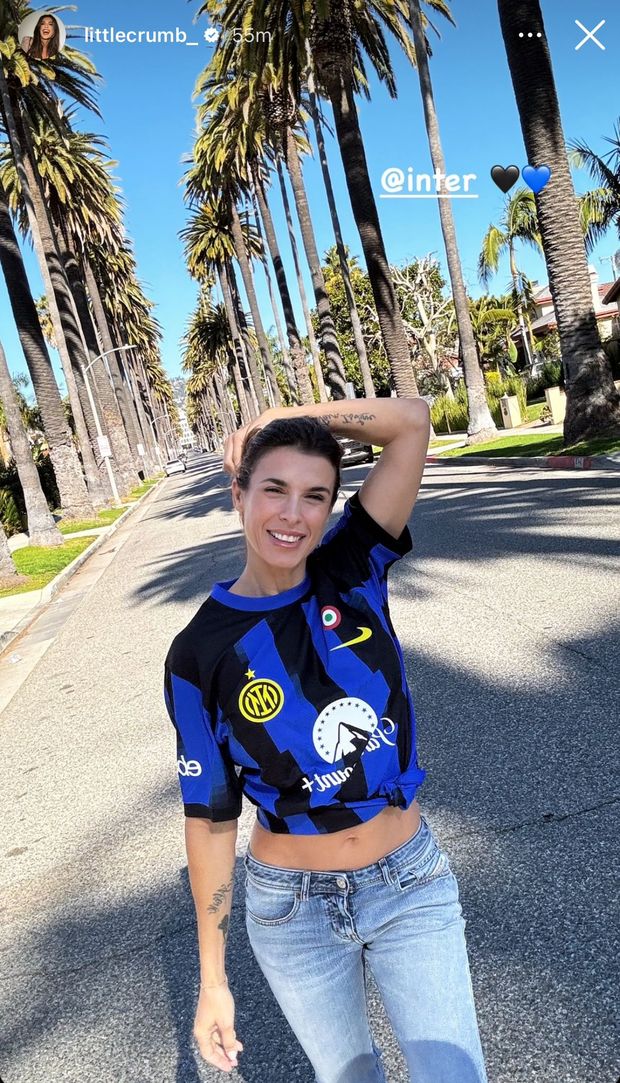 Inter, Elisabetta Canalis pazza dei nerazzurri: gli scatti con la maglia n. 12- immagine 2