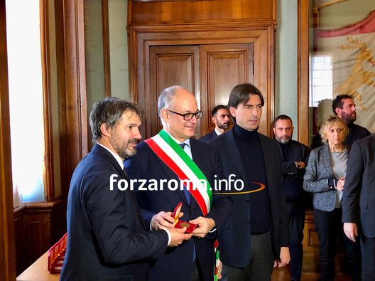 Roma Femminile: Gualtieri e Onorato premiano la squadra di Spugna al Campidoglio- immagine 3