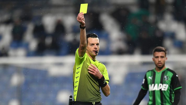 REGGIO NELL'EMILIA, ITALY - DECEMBER 01:Referee Ivano Pezzuto shows the yellow card to Matteo Politano of SSC Napoli during the Serie A match between US Sassuolo v SSC Napoli at Mapei Stadium - Citta' del Tricolore on December 01, 2021 in Reggio nell'Emilia, Italy. (Photo by Alessandro Sabattini/Getty Images) REGGIO NELL'EMILIA, ITALY - DECEMBER 01:Referee Ivano Pezzuto shows the yellow card to Matteo Politano of SSC Napoli during the Serie A match between US Sassuolo v SSC Napoli at Mapei Stadium - Citta' del Tricolore on December 01, 2021 in Reggio nell'Emilia, Italy. (Photo by Alessandro Sabattini/Getty Images)
