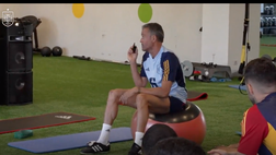 VIDEO / Luis Enrique versione… spia: allena i giocatori con un walkie talkie