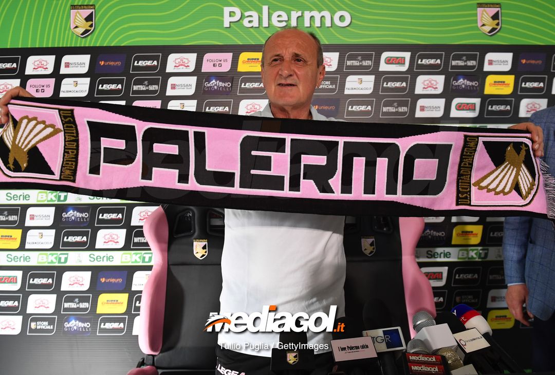  PALERMO, ITALY - APRIL 24: Delio Rossi poses during his presentation ad new Head Coach of US Citta' di Palermo at Tenente Carmelo Onorato Sports Center on April 24, 2019 in Palermo, Italy. (Photo by Tullio M. Puglia/Getty Images) 