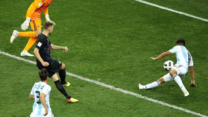 NIZHNY NOVGOROD, RUSSIA - JUNE 21:  Ivan Rakitic of Croatia scores his team's third goal past Wilfredo Caballero of Argentina during the 2018 FIFA World Cup Russia group D match between Argentina and Croatia at Nizhny Novgorod Stadium on June 21, 2018 in Nizhny Novgorod, Russia.  (Photo by Clive Mason/Getty Images) 