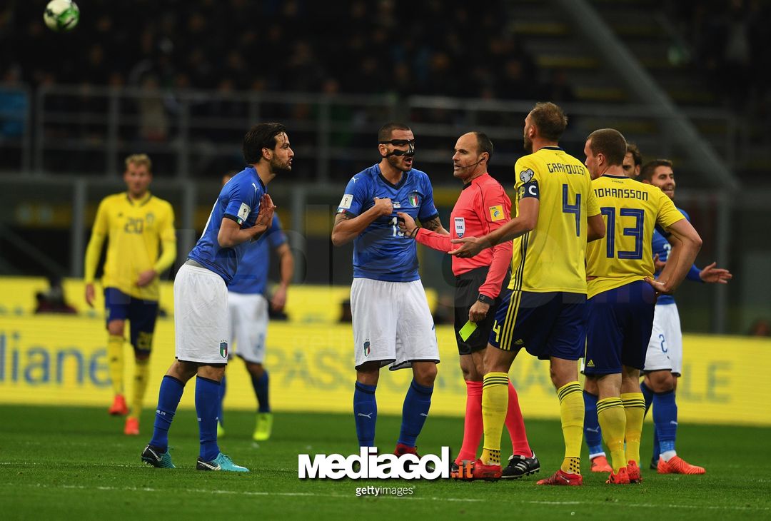  MILAN, ITALY - NOVEMBER 13:  Leonardo Bonucci of Italy is shown a yellow card by Antonio Mateu Lahoz referee during the FIFA 2018 World Cup Qualifier Play-Off: Second Leg between Italy and Sweden at San Siro Stadium on November 13, 2017 in Milan, Sweden.  (Photo by Claudio Villa/Getty Images) 