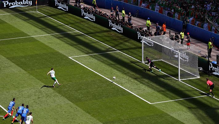 LYON, FRANCE - JUNE 26: Robbie Brady (2nd R) of Republic of Ireland converts the penalty to score the opening goal past Hugo Lloris (1st R) of France during the UEFA EURO 2016 round of 16 match between France and Republic of Ireland at Stade des Lumieres on June 26, 2016 in Lyon, France. (Photo by Lars Baron/Getty Images) LYON, FRANCE - JUNE 26: Robbie Brady (2nd R) of Republic of Ireland converts the penalty to score the opening goal past Hugo Lloris (1st R) of France during the UEFA EURO 2016 round of 16 match between France and Republic of Ireland at Stade des Lumieres on June 26, 2016 in Lyon, France. (Photo by Lars Baron/Getty Images)