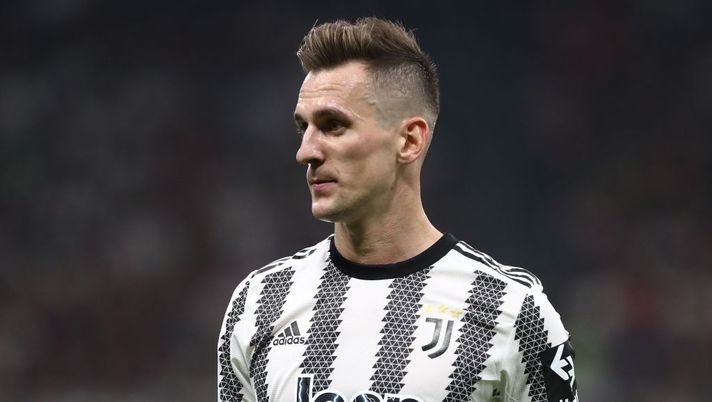 MILAN, ITALY - OCTOBER 08: Arkadiusz Milik of Juventus FC looks on during the Serie A match between AC Milan and Juventus at Stadio Giuseppe Meazza on October 08, 2022 in Milan, Italy. (Photo by Marco Luzzani/Getty Images) Sky: “Juve pronta a riscattare Milik: cifra fissata, tempistiche e verità sullo stipendio” - immagine 1