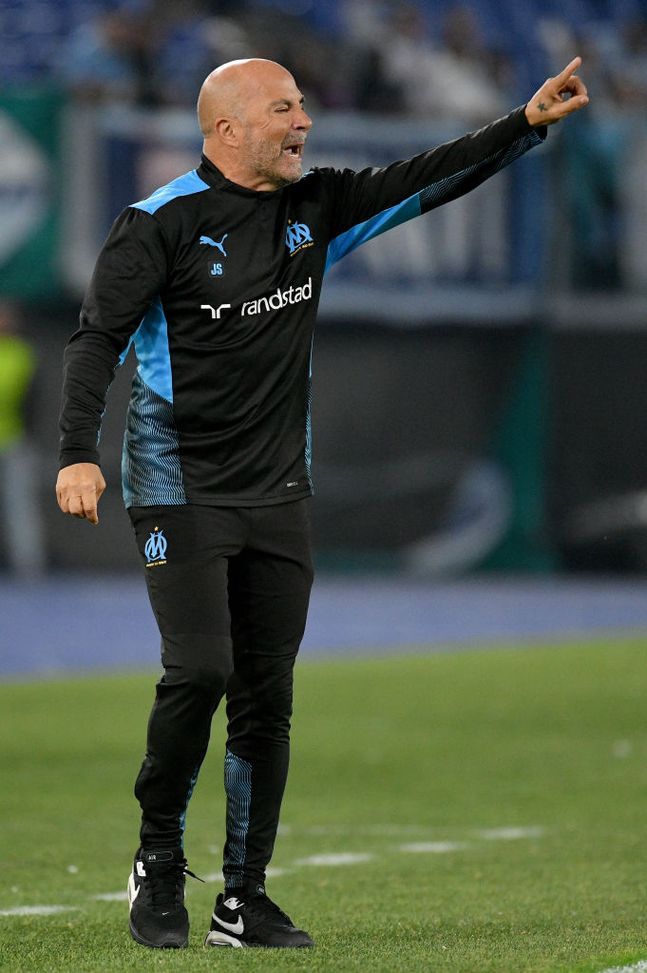 ROME, ITALY - OCTOBER 21: Olympique Marseille head coach Jorge Sanpaolo during the UEFA Europa League group E match between SS Lazio and Olympique Marseille at Olimpico Stadium on October 21, 2021 in Rome, Italy. (Photo by Marco Rosi - SS Lazio/Getty Images) Sampaoli, bordate al PSG: “Altro livello, ce lo ricordano ad ogni mercato, ma il calcio è economia e politica”- immagine 2