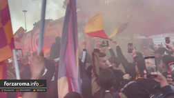 VIDEO – I tifosi caricano la Roma per il derby: delirio all’arrivo del pullman