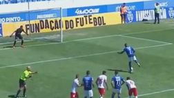 Doppio rigore “da fermo”: gamba alzata e… (VIDEO)
