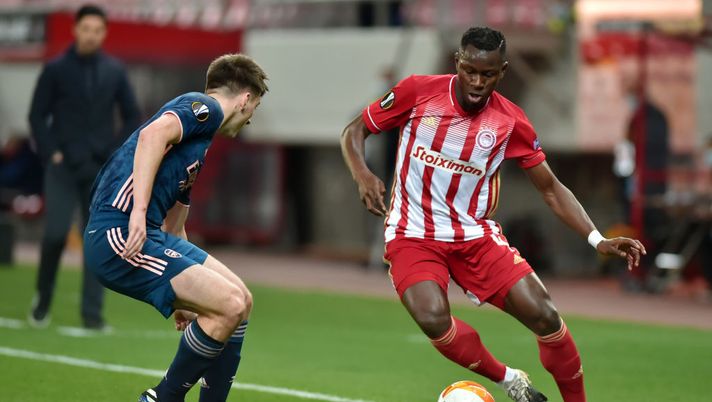 PIRAEUS, GREECE - MARCH 11: Mady Camara of Olympiakos is challenged by Kieran Tierney of Arsenal during the UEFA Europa League Round of 16 First Leg match between Olympiacos and Arsenal at Karaiskakis Stadium on March 11, 2021 in Piraeus, Greece. Sporting stadiums around Europe remain under strict restrictions due to the Coronavirus Pandemic as Government social distancing laws prohibit fans inside venues resulting in games being played behind closed doors. (Photo by Milos Bicanski/Getty Images) Mady Camara non va in Coppa d’Africa: il Napoli studia l’Anguissa-bis - immagine 1
