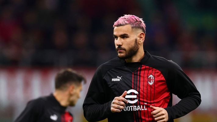 MILAN, ITALY - MAY 10: Theo Hernandez of AC Milan warms up prior to the UEFA Champions League semi-final first leg match between AC Milan and FC Internazionale at San Siro on May 10, 2023 in Milan, Italy. (Photo by Clive Rose/Getty Images) INFO SOS – Theo, il Manchester United nega tutto: è felice a Milano e quel prezzo… - immagine 1