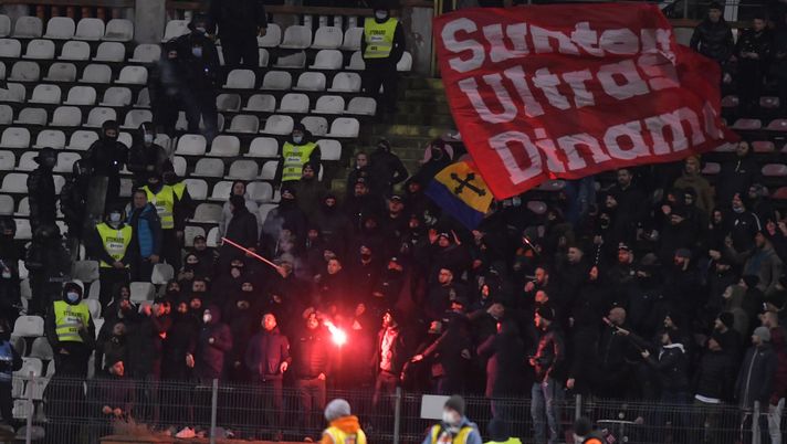 Tifosi incappucciati e un ferito al derby di Bucarest: striscioni “Fino alla fine” e “Addio…” Tifosi incappucciati e un ferito al derby di Bucarest: striscioni “Fino alla fine” e “Addio…” - immagine 1