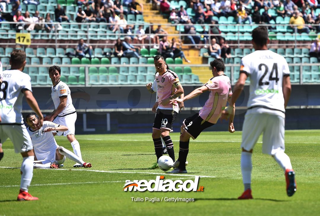  PALERMO, ITALY - MAY 01: Stefano Moreo of Palermo scores his team's second goal during the Serie B match between US Citta di Palermo and AC Spezia at Stadio Renzo Barbera on May 01, 2019 in Palermo, Italy. (Photo by Tullio M. Puglia/Getty Images) 
