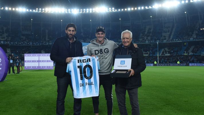 AVELLANEDA, ARGENTINA - JULY 26: Diego Milito manager of Racing Club and president Victor Blanco award a memorial to former player Rodrigo De Paul during a match between Racing Club and Union as part of Superliga Argentina 2019/20 at Presidente Peron Stadium on July 26, 2019 in Avellaneda, Argentina. (Photo by Rodrigo Valle/Getty Images) AVELLANEDA, ARGENTINA - JULY 26: Diego Milito manager of Racing Club and president Victor Blanco award a memorial to former player Rodrigo De Paul during a match between Racing Club and Union as part of Superliga Argentina 2019/20 at Presidente Peron Stadium on July 26, 2019 in Avellaneda, Argentina. (Photo by Rodrigo Valle/Getty Images)
