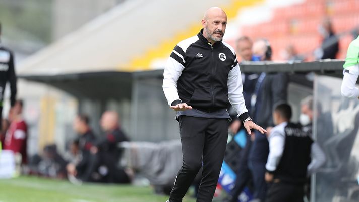 LA SPEZIA, ITALY - MAY 15: Vincenzo Italiano manager of Spezia Calcio gestures during the Serie A match between Spezia Calcio and Torino FC at Stadio Alberto Picco on May 15, 2021 in La Spezia, Italy. (Photo by Gabriele Maltinti/Getty Images) LA SPEZIA, ITALY - MAY 15: Vincenzo Italiano manager of Spezia Calcio gestures during the Serie A match between Spezia Calcio and Torino FC at Stadio Alberto Picco on May 15, 2021 in La Spezia, Italy. (Photo by Gabriele Maltinti/Getty Images)