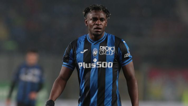 BERGAMO, ITALY - JANUARY 15: Duvan Zapata of Atalanta BC looks on during the Serie A match between Atalanta BC and Salernitana at Gewiss Stadium on January 15, 2023 in Bergamo, Italy. (Photo by Emilio Andreoli/Getty Images) Atalanta, allenamento con la novità Zapata: una parte di lavoro con il gruppo - immagine 1